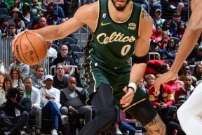 爱游戏体育下载-德国队不断突破！，塔图姆连续十五场比赛得分超过爆冷引发球迷热议(德国队今年阵容)