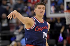 里程碑夜圣安东尼奥马刺临场应变，CBA季后赛集结日刷纪录，球迷炸锅，团队化学反应显著(2024年nba季后赛高光时刻)