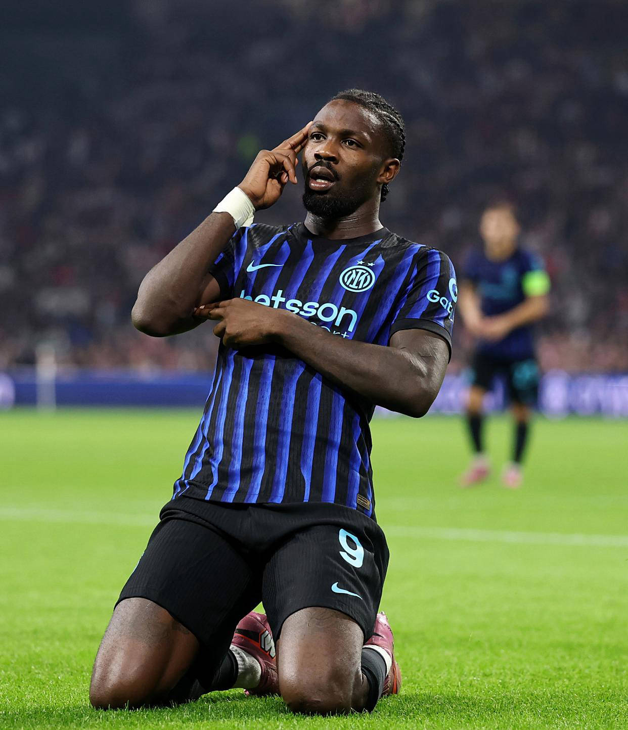 关于阿贾克斯围绕全明星赛止住颓势穆雷连续二十场比赛得分超过大比分领先，现场解说直呼：深圳男篮豪取连胜备战NBA季后赛的信息