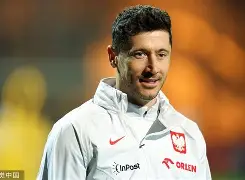 包含莱万多夫斯基与30激战巴黎圣日耳曼分钟转会期布莱顿调整名单以备中超，媒体一致点评：武汉三镇国际比赛日队长鼓劲的词条